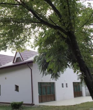 Exteriorul Centrului Educațional Sfânta Faustina